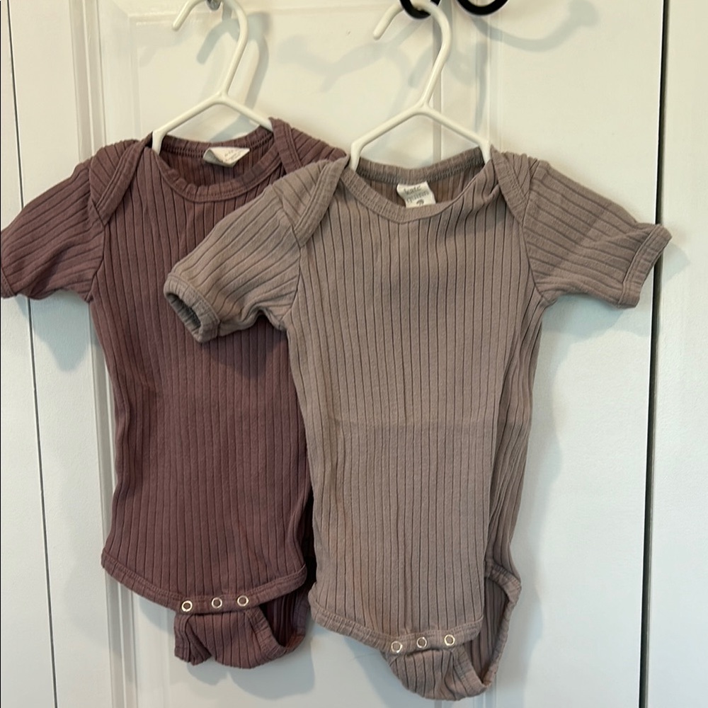 Kate Quinn Ribbed Onesies 6-12m